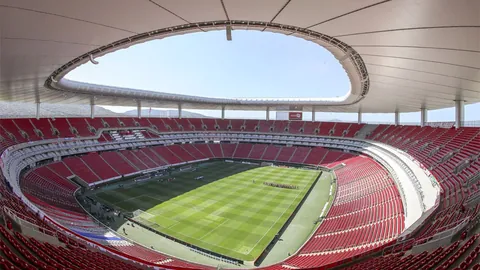 梅西荣膺大力神杯，阿奎罗热情祝贺并亲赴现场共庆！